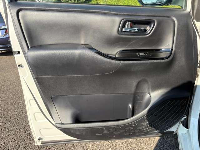 ヴォクシー ハイブリッドＶ　禁煙車／セーフティセンス／純正ナビ／フルセグＴＶ／ＤＶＤ／Ｂｌｕｅｔｏｏｔｈ対応／バックカメラ／ＬＥＤヘッドライト／両側電動スライドドア／オートライト／純正アルミ／快適温熱シート／ビルトインＥＴＣ／（50枚目）