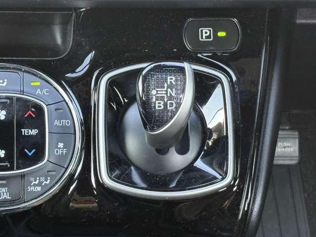 ヴォクシー ハイブリッドＶ　禁煙車／セーフティセンス／純正ナビ／フルセグＴＶ／ＤＶＤ／Ｂｌｕｅｔｏｏｔｈ対応／バックカメラ／ＬＥＤヘッドライト／両側電動スライドドア／オートライト／純正アルミ／快適温熱シート／ビルトインＥＴＣ／（54枚目）