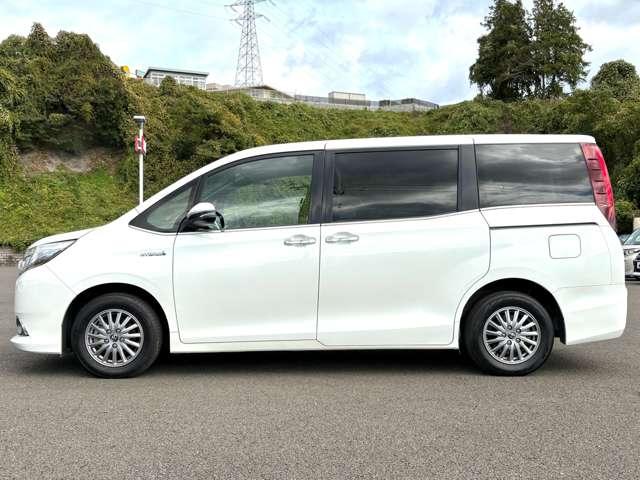 エスクァイア 1.8ハイブリッドGi 7名 セーフティセンスC!純正ナビ&フルセグTV&DVD&BT&バックカメラ!LEDヘッドライト!オートライト!純正アルミ!両側パワースライドドア!合皮シート!快適温熱シート!ビルトイン(8枚目)