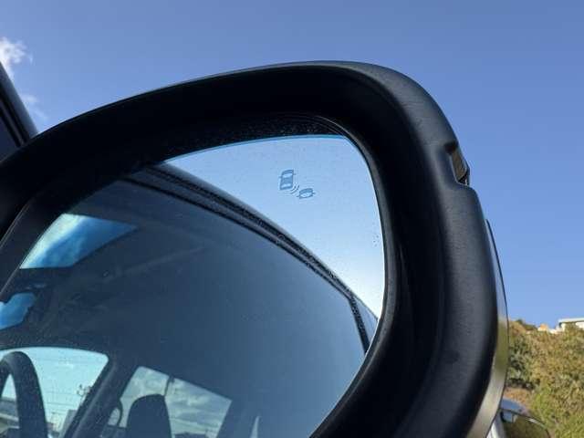 「ブラインドスポットモニター」　車線変更時にななめ後方車両の存在を教えてくれます