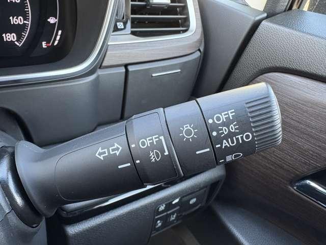 「オートライト」　暗くなると自動でライトが点灯し、安全運転を手助け！