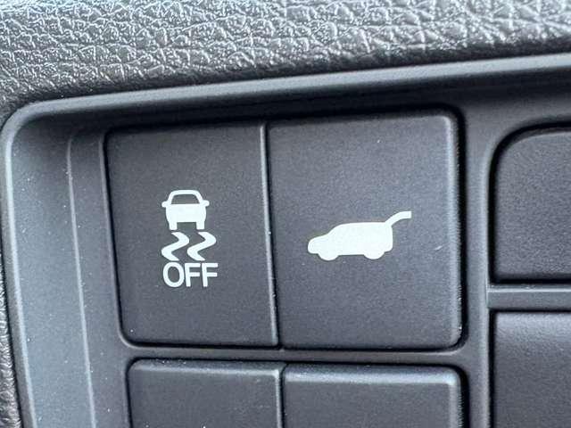 「横滑り防止装置」　滑りやすい路面で横滑りを感知すると、自動的に車両の動きを制御する安全装備です。