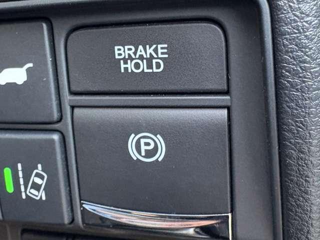 「電動パーキングブレーキ」　電子制御式のパーキングブレーキです。スイッチ一つで使えます力の弱い方でも安心！