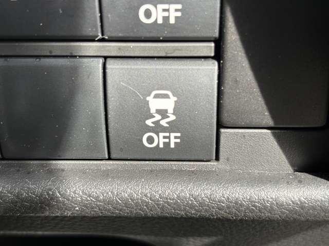 「横滑り防止装置」　滑りやすい路面で横滑りを感知すると、自動的に車両の動きを制御する安全装備です。