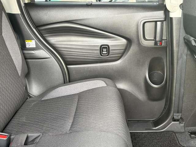 ドアパネル後部座席左側