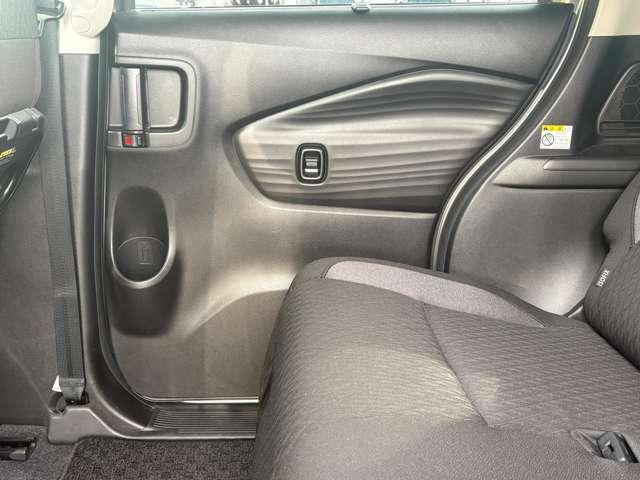 ドアパネル後部座席右側