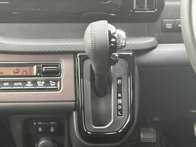 シフトレバーは使い易い位置にあります♪