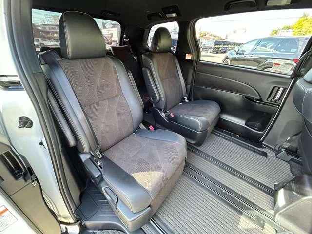 「キャプテンシート」　２列目シートはキャプテンシートで広々ゆったり！　運転席より快適かも！？
