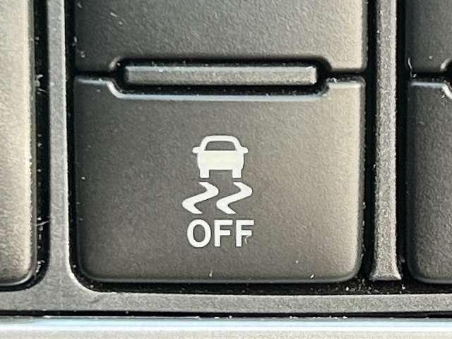 「横滑り防止装置」　滑りやすい路面で横滑りを感知すると、自動的に車両の動きを制御する安全装備です。