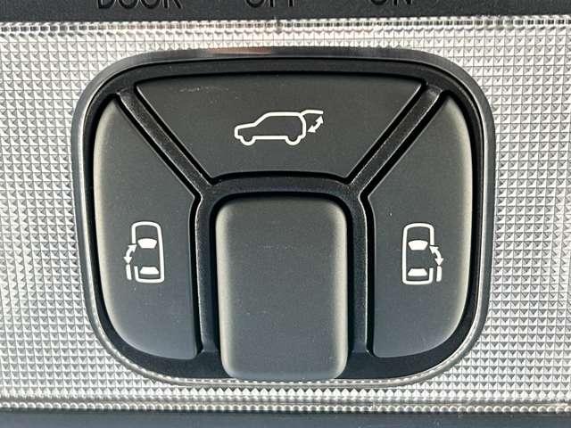 「両側パワースライドドア」　左右どちらもパワースライドドア装備♪誰でも簡単に開閉が出来ます！電動バックドアの操作も可能です！