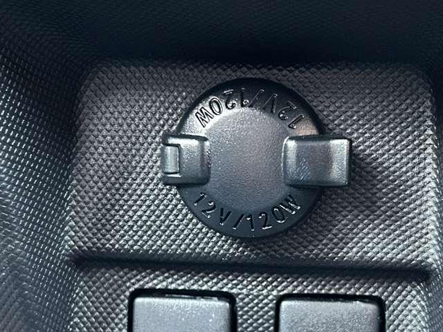 「シガーソケット」　各種アクセサリーの電源はここから取れます！