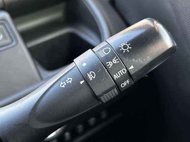 「オートライト」　暗くなると自動でライトが点灯し、安全運転を手助け！