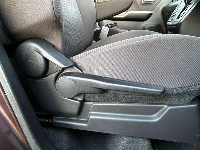 運転席はシートリフター付きで細かなシートポジションの調整も可能です！