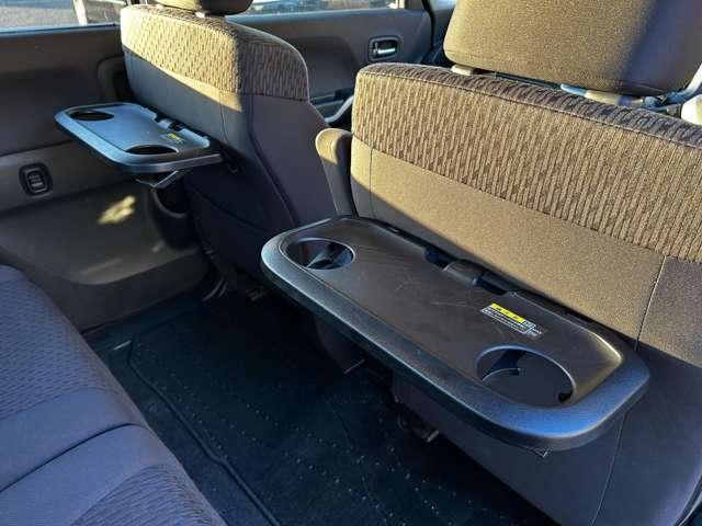 シートバックテーブル付き！