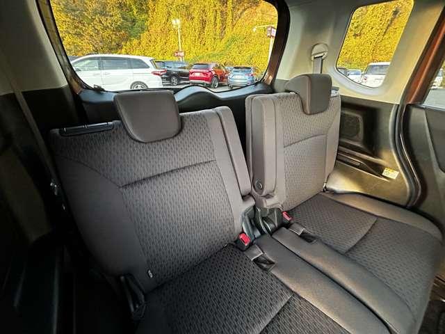 ２ｎｄシートの背もたれが独立して角度を変えられるので、後部座席も快適に過ごせます♪