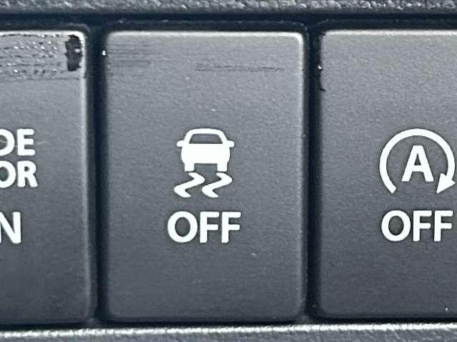 「横滑り防止装置」　滑りやすい路面で横滑りを感知すると、自動的に車両の動きを制御する安全装備です。