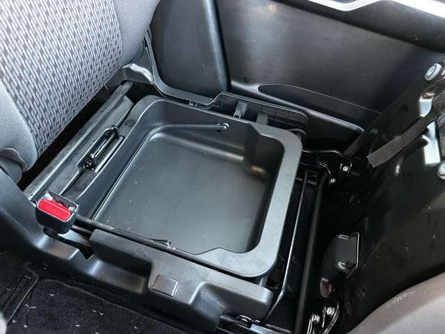 助手席座面下にもありがたい収納スペース♪