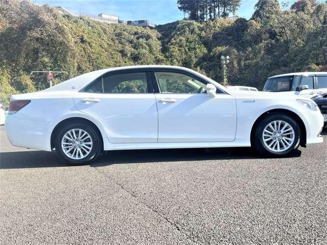 クラウンハイブリッド ロイヤルサルーン　禁煙車！後期型！クルーズコントロール！純正ナビ＆フルセグＴＶ＆ＢＴ＆バックカメラ！ＬＥＤライト！オートライト！純正アルミ！ビルトインＥＴＣ！シートヒーター！ステアリングヒーター！クルーズコントロール（7枚目）