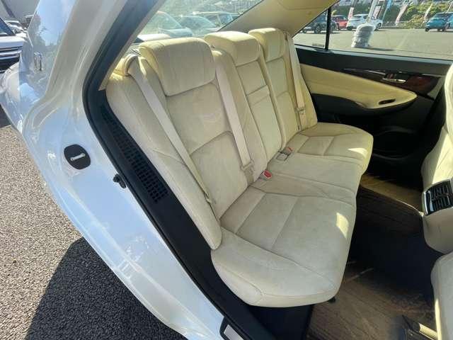 クラウンハイブリッド ロイヤルサルーン　禁煙車！後期型！クルーズコントロール！純正ナビ＆フルセグＴＶ＆ＢＴ＆バックカメラ！ＬＥＤライト！オートライト！純正アルミ！ビルトインＥＴＣ！シートヒーター！ステアリングヒーター！クルーズコントロール（20枚目）