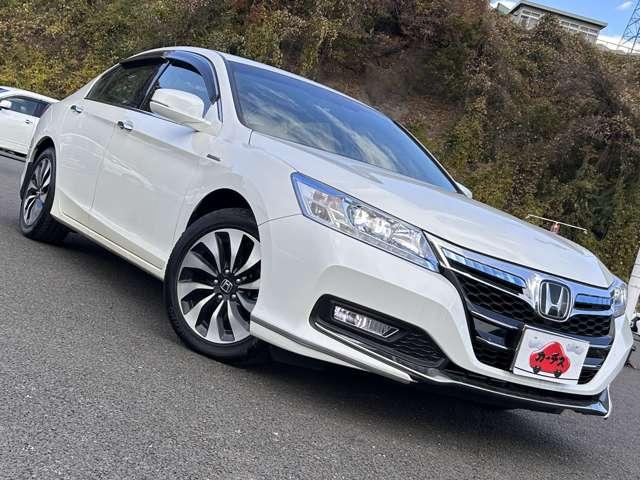 アコードハイブリッド ＥＸ　インターナビ＆フルセグＴＶ／衝突軽減／追従クルーズ／バックカメラ／木目調コンビステアリング／ビルトインＥＴＣ／ＬＥＤヘッドライト／１７インチアルミホイール（3枚目）