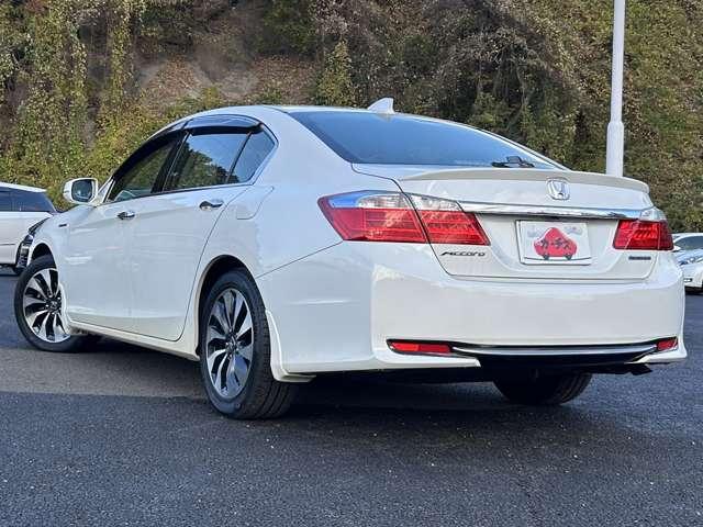 アコードハイブリッド ＥＸ　インターナビ＆フルセグＴＶ／衝突軽減／追従クルーズ／バックカメラ／木目調コンビステアリング／ビルトインＥＴＣ／ＬＥＤヘッドライト／１７インチアルミホイール（5枚目）