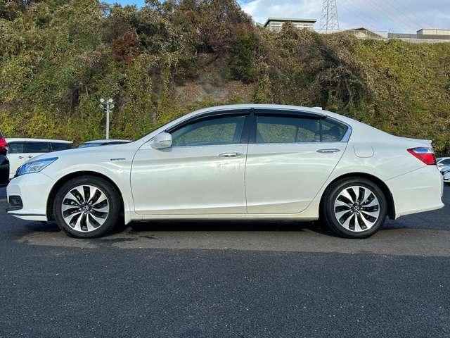 アコードハイブリッド ＥＸ　インターナビ＆フルセグＴＶ／衝突軽減／追従クルーズ／バックカメラ／木目調コンビステアリング／ビルトインＥＴＣ／ＬＥＤヘッドライト／１７インチアルミホイール（8枚目）