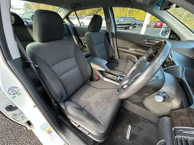 アコードハイブリッド ＥＸ　インターナビ＆フルセグＴＶ／衝突軽減／追従クルーズ／バックカメラ／木目調コンビステアリング／ビルトインＥＴＣ／ＬＥＤヘッドライト／１７インチアルミホイール（18枚目）