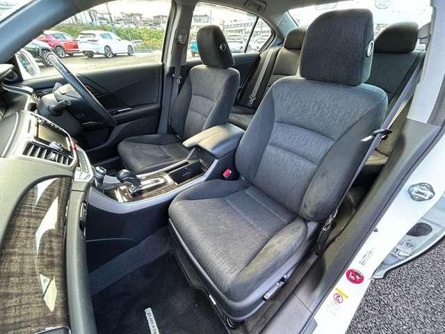 アコードハイブリッド ＥＸ　インターナビ＆フルセグＴＶ／衝突軽減／追従クルーズ／バックカメラ／木目調コンビステアリング／ビルトインＥＴＣ／ＬＥＤヘッドライト／１７インチアルミホイール（20枚目）