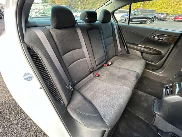 アコードハイブリッド ＥＸ　インターナビ＆フルセグＴＶ／衝突軽減／追従クルーズ／バックカメラ／木目調コンビステアリング／ビルトインＥＴＣ／ＬＥＤヘッドライト／１７インチアルミホイール（21枚目）