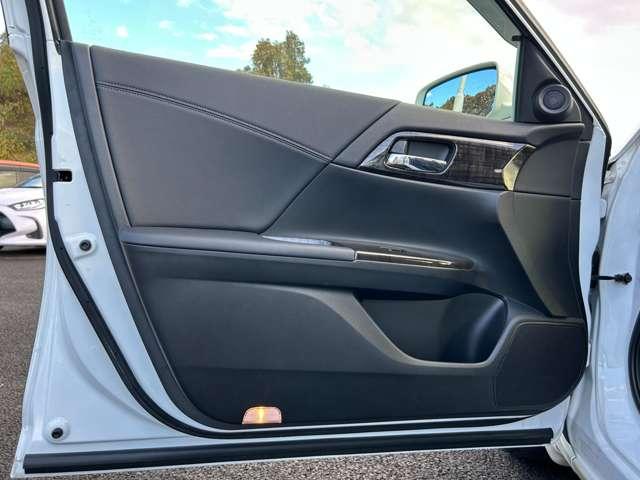 アコードハイブリッド ＥＸ　インターナビ＆フルセグＴＶ／衝突軽減／追従クルーズ／バックカメラ／木目調コンビステアリング／ビルトインＥＴＣ／ＬＥＤヘッドライト／１７インチアルミホイール（48枚目）