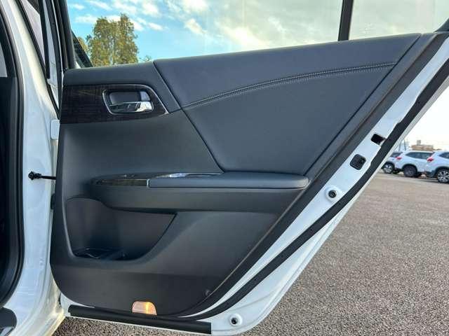 アコードハイブリッド ＥＸ　インターナビ＆フルセグＴＶ／衝突軽減／追従クルーズ／バックカメラ／木目調コンビステアリング／ビルトインＥＴＣ／ＬＥＤヘッドライト／１７インチアルミホイール（51枚目）