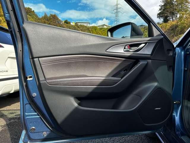 アクセラスポーツ ２２ＸＤ　Ｌパッケージ　アドバンスドＳＣＢＳ！レーンキープ・アシスト・システム！車線逸脱警報システム！マツダ・レーダークルーズコントロール！ＢＯＳＥサウンドシステム！純正ナビ！フルセグＴＶ！バックカメラ！４ＷＤ！（50枚目）