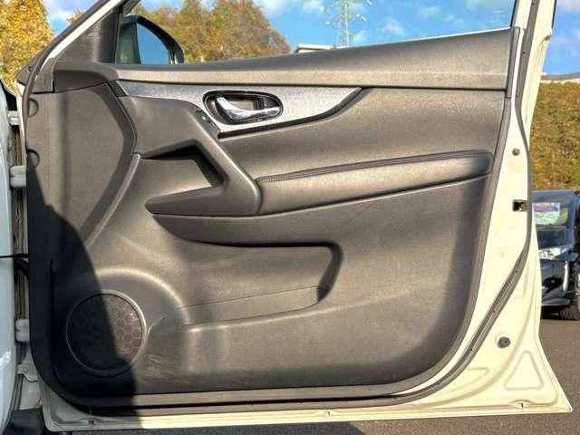 エクストレイル ２０Ｘ　ハイブリッド　エマージェンシーブレーキＰ　４ＷＤ　エマージェンシーブレーキ！車線逸脱警報！後側方車両検知警報！フロント・リアソナー！ふらつき警報！オートライト！純正ナビ！フルセグＴＶ（走行時視聴可）！シートヒーター！ＬＥＤヘッドライト／カブロンシート（31枚目）