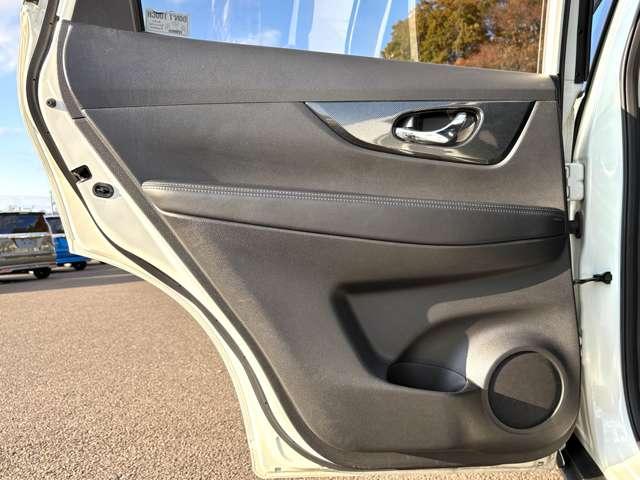 エクストレイル ２０Ｘ　ハイブリッド　エマージェンシーブレーキＰ　４ＷＤ　エマージェンシーブレーキ！車線逸脱警報！後側方車両検知警報！フロント・リアソナー！ふらつき警報！オートライト！純正ナビ！フルセグＴＶ（走行時視聴可）！シートヒーター！ＬＥＤヘッドライト／カブロンシート（34枚目）