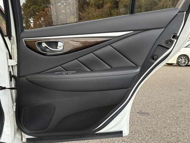 右リアドアパネル♪