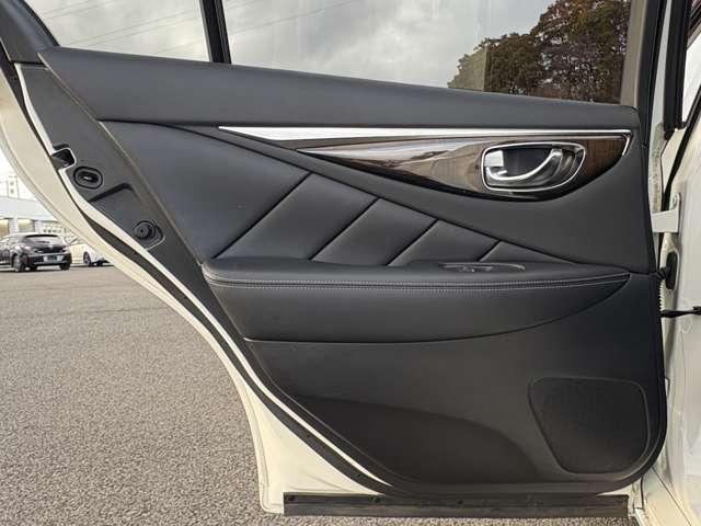 左リアドアパネル♪