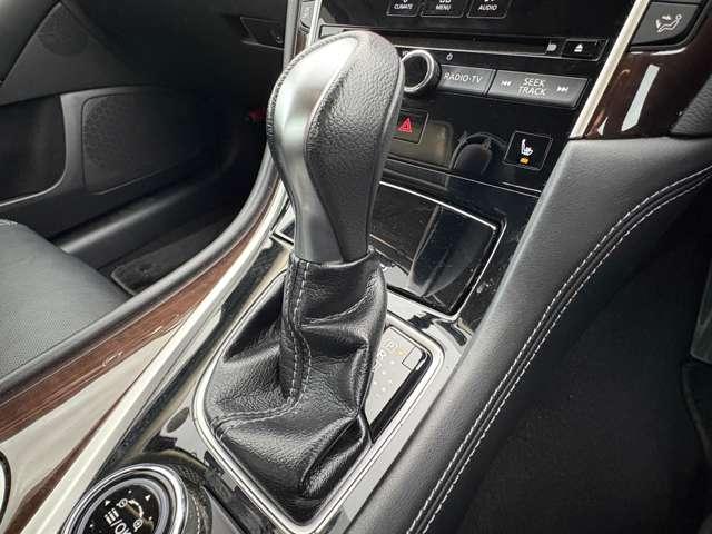 シフトレバーは使い易い位置にあります♪