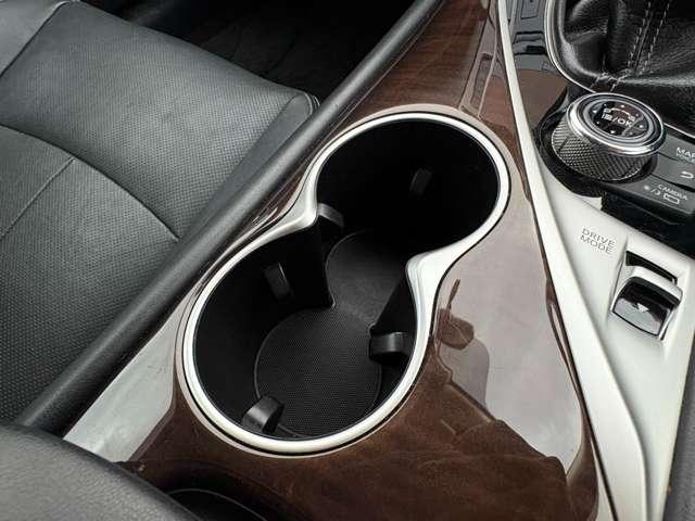 カップホルダーです！！あるのと無いのとでは大違いですよね！