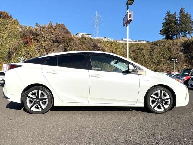 プリウス Ａプレミアム　ツーリングセレクション　セーフティセンスＰ！ブラインドスポットモニター！レザーシート！快適温熱シート！運転席パワーシート！純正ナビ＆フルセグＴＶ＆ＢＴ＆バックカメラ！ＬＥＤヘッドライト！オートライト！（7枚目）