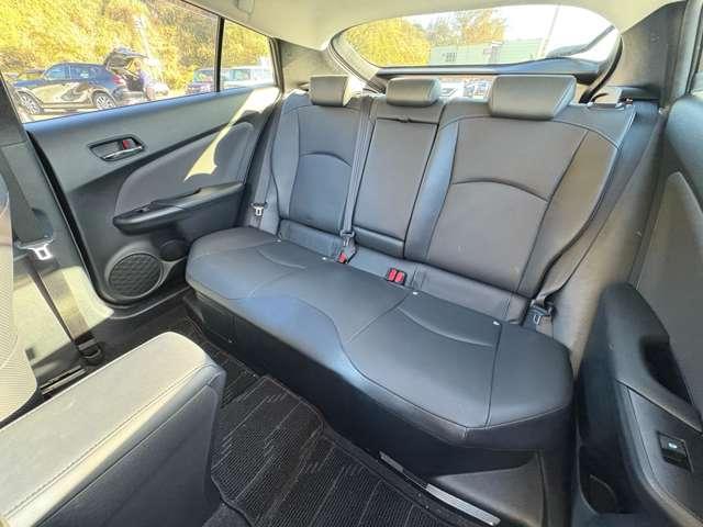 プリウス Ａプレミアム　ツーリングセレクション　セーフティセンスＰ！ブラインドスポットモニター！レザーシート！快適温熱シート！運転席パワーシート！純正ナビ＆フルセグＴＶ＆ＢＴ＆バックカメラ！ＬＥＤヘッドライト！オートライト！（24枚目）