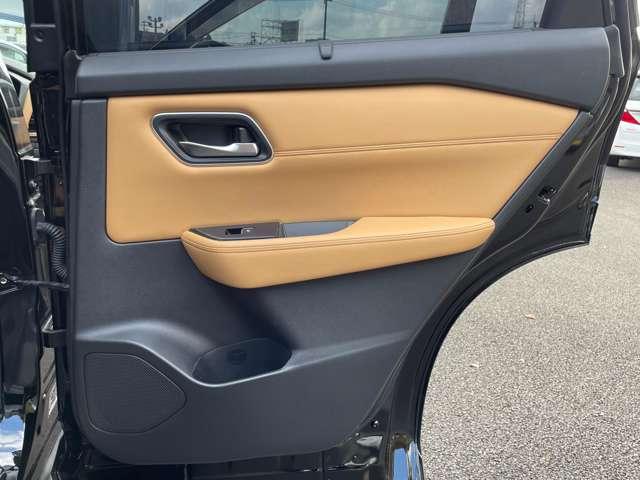 右リアドア内張り