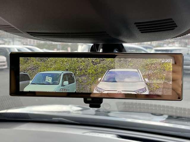 「デジタルインナーミラー」後席に人や荷物があって後方が見えづらい場合でもしっかり視界を確保することが出来ます。
