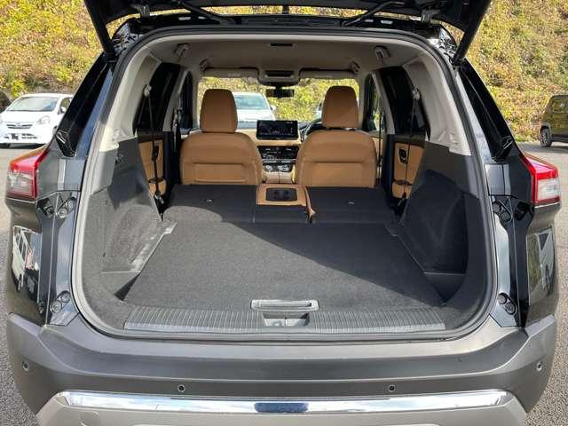 「シート格納」　シートを格納すればさらに大容量のスペースが出現！