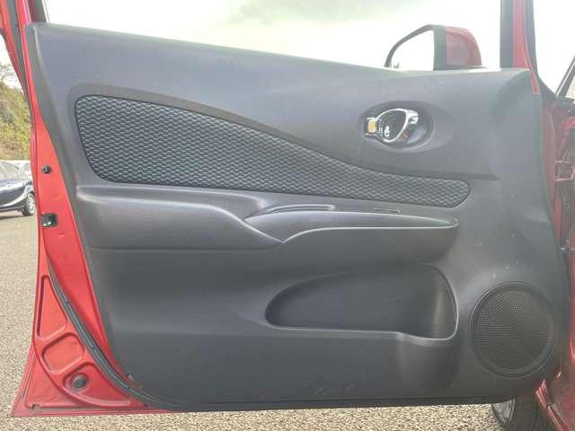 ノート １．２Ｘ　ＦＯＵＲ　４ＷＤ　５名　社外ＥＴＣ／純正メモリーナビ／オートエアコン／ＡＢＳ／ワンセグＴＶ／１４インチ／スマートキー／スマートプッシュスタート／電動格納ミラー／ワンオーナー／禁煙車／４ＷＤ（22枚目）