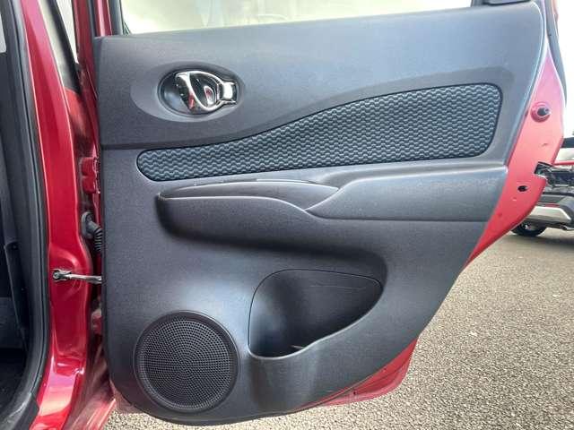 ノート １．２Ｘ　ＦＯＵＲ　４ＷＤ　５名　社外ＥＴＣ／純正メモリーナビ／オートエアコン／ＡＢＳ／ワンセグＴＶ／１４インチ／スマートキー／スマートプッシュスタート／電動格納ミラー／ワンオーナー／禁煙車／４ＷＤ（23枚目）