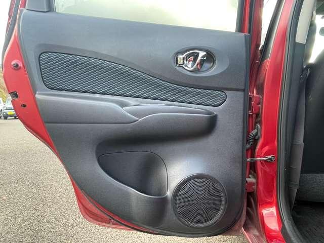 ノート １．２Ｘ　ＦＯＵＲ　４ＷＤ　５名　社外ＥＴＣ／純正メモリーナビ／オートエアコン／ＡＢＳ／ワンセグＴＶ／１４インチ／スマートキー／スマートプッシュスタート／電動格納ミラー／ワンオーナー／禁煙車／４ＷＤ（24枚目）