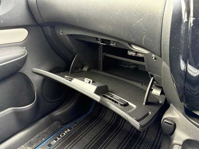 ノート ｅ－パワー　Ｘ　インテリジェントエマージェンシーブレーキ！車線逸脱警報！純正ナビ【ＭＭ３１６Ｄ－Ｗ】！フルセグＴＶ！アラウンドビューモニター！スマートキー！ウィンカーミラー！（54枚目）