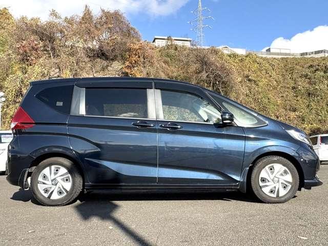 フリードハイブリッド ハイブリッド・Ｇホンダセンシング　ホンダセンシング！ギャザーズナビ＆フルセグＴＶ＆ＤＶＤ＆ＢＴ＆バックカメラ！ＬＥＤヘッドライト！オートライト！シートヒーター！両側パワースライドドア！純正ＥＴＣ！スマートキーシステム（7枚目）