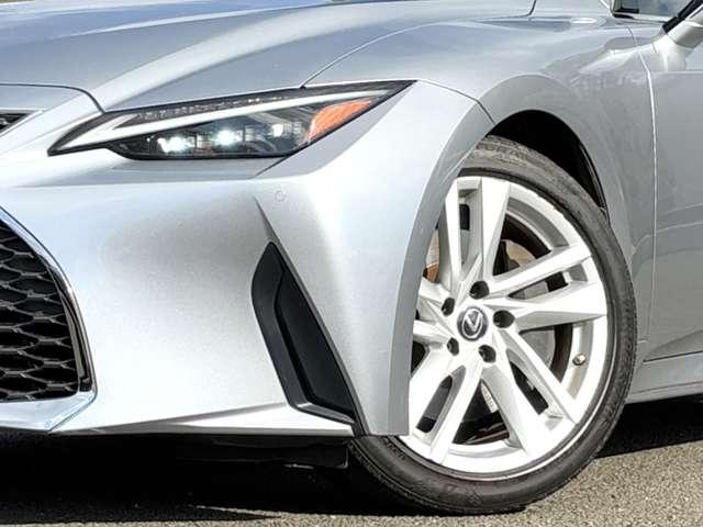 IS IS300 1オーナー/サンルーフ/3連LED/360度M/L-texシート/OPシートヒータ/セーフティシステム+/BSM/PSB/追従型クルコン/10.3インチナビ/プレミアムSS/Blu-ray対応/禁煙車(17枚目)