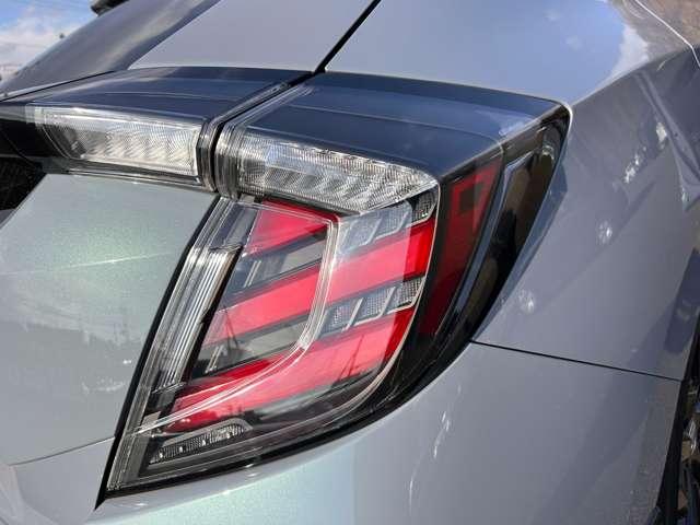 シビック ハッチバック ホンダセンシング 令和2年後期型!6速マニュアル車!アイドリングストップ!ホンダセンシング!ギャザーズナビ&フルセグTV&DVD&BT&バックカメラ!LEDヘッドライト!オートライト!純正アルミ!E(18枚目)